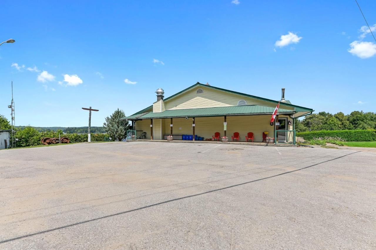 Baptiste Lake Lodge Harcourt エクステリア 写真